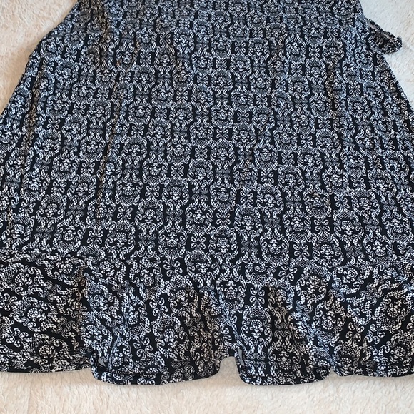 Ann Taylor Loft Petite 6 Black & White Dress V-Neck EUC 6P - Picture 11 of 14